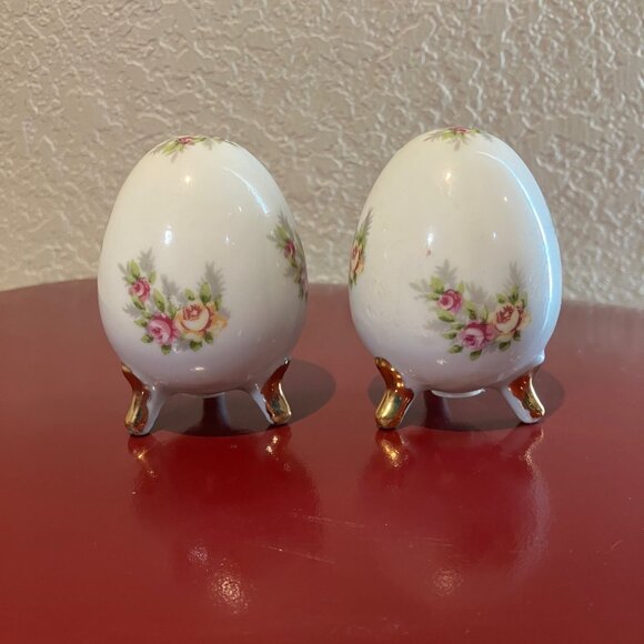 VINTAGE ENESCO PORCELAIN SALT PEPPER SHAKERS‎ FOOTED EGG SHAPED FLORAL JAPAN 3" - Picture 1 of 5